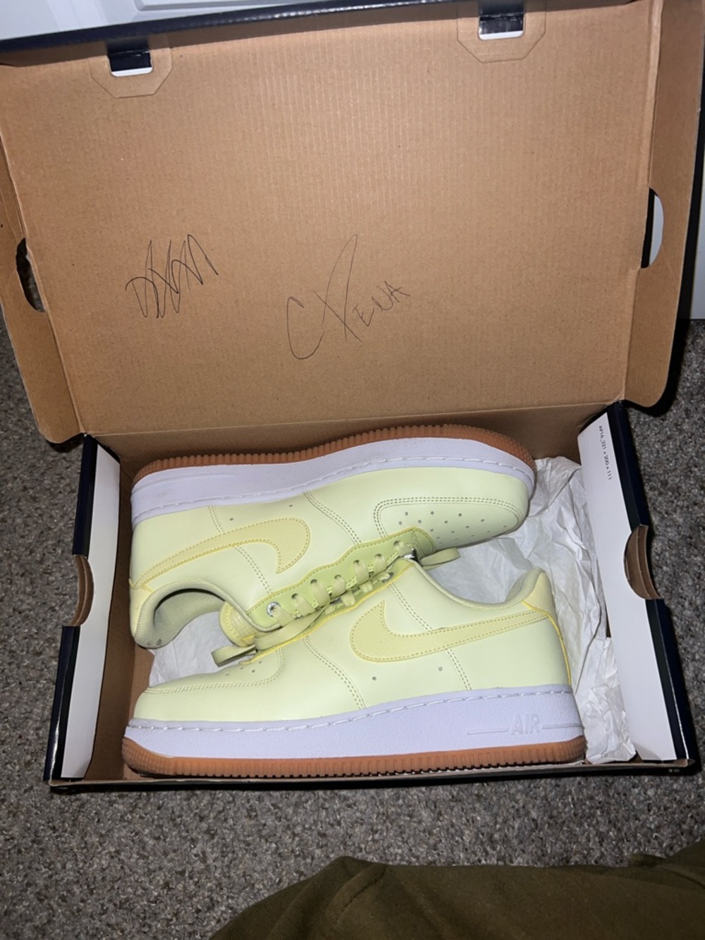 Nike Airforce 1 ‘07 PRM in luminous green